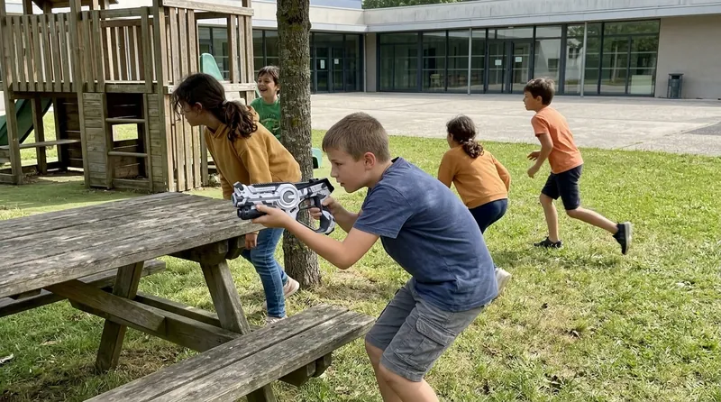 Groupe en centre de loisirs participant à un tournoi laser game